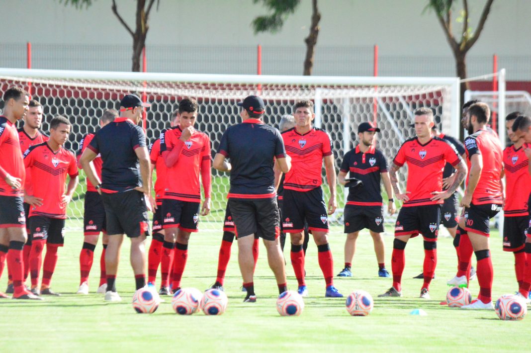 atletico estreia contra o gremio anapolis sob olhares de cristovao borges