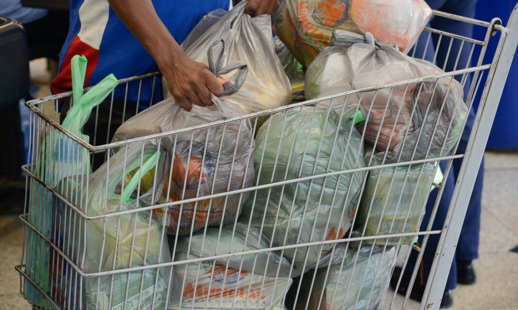 compras mercado foto fernando frazao ebc