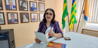 Escritora transforma paixão pelas letras em histórias que aproximam jovens da literatura